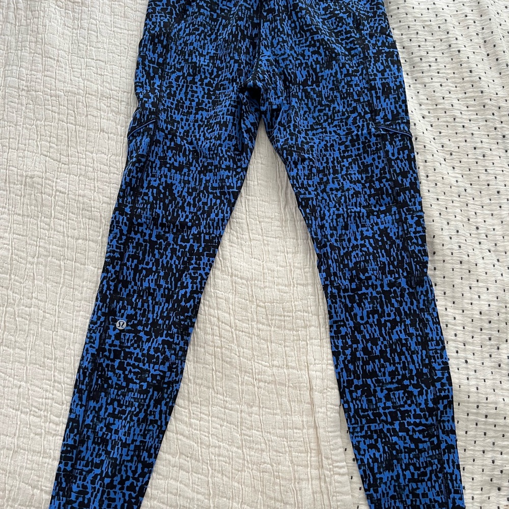 Lululemon Athletica Blue and Black Leggings Dynamic Pattern